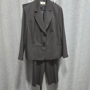 Le Suit Dark Gray Pinstripe Pantsuit Excellent Condition Size 22‎ W